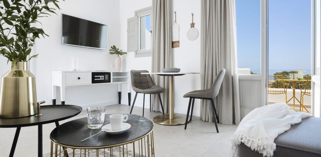 Elegant Suite with Outdoor Heated Private Jacuzzi